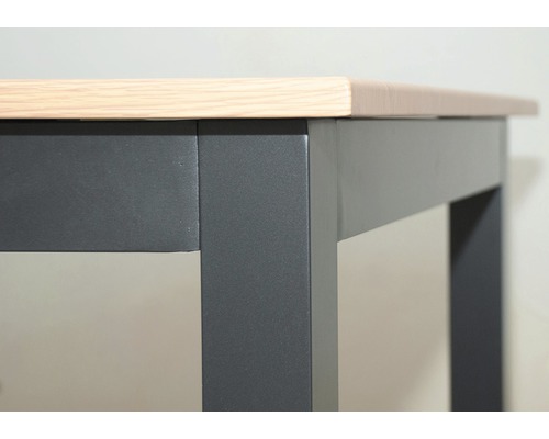 Detailný pohľad na stôl s doskou a nohami