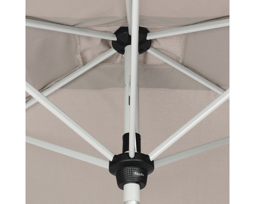 Detailný pohľad na vnútornú konštrukciu slnečníka s rebrami a tyčou