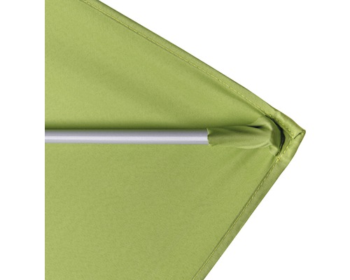 Detailný pohľad na slnečník s látkovým poťahom a podstavcom