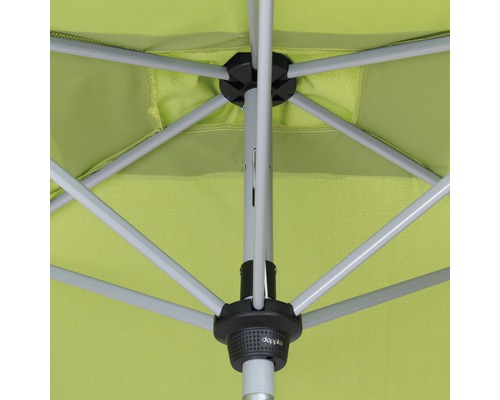 Detailný pohľad zospodu na slnečník s kovovými vzperami