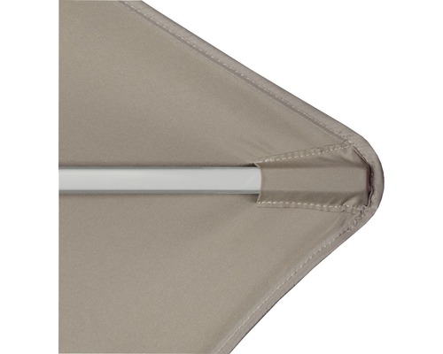 Detailný záber špičky slnečníka s kovovým rámom