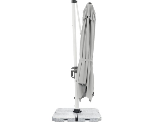 Zatvorený slnečník na nohe na záhrade