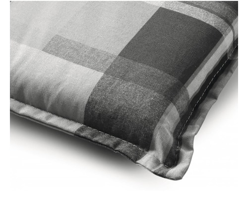 Vankúš so štvorčekovým vzorom