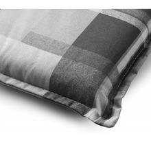 Vankúš so štvorčekovým vzorom