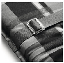 Vankúš s károvaným vzorom a upevňovacím popruhom