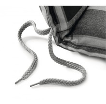 Vankúš so sťahovacou šnúrkou a kockovaným vzorom