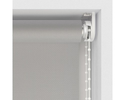 Roleta s retiazkovým ovládaním v okennom ráme