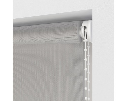 Roleta s retiazkovým ovládaním na okne