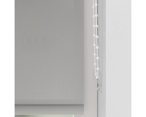 Sivá roleta na okne s ovládacou retiazkou