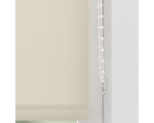Béžová žalúzia s ovládacou retiazkou v okne