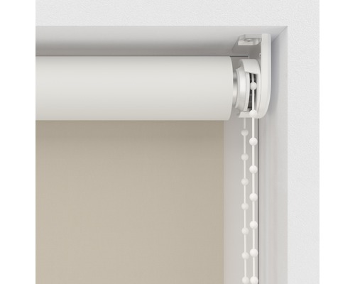 Roleta s retiazkovým ovládaním na okne