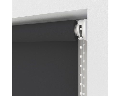 Tmavosivá roleta s retiazkovým ovládaním na dekoráciu okien