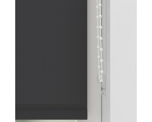 Pohľad na sivú roletu s ovládacou retiazkou