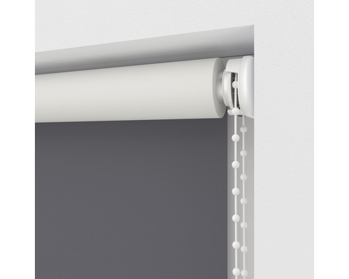 Detailný pohľad na sivú roletu s bielou ovládacou šnúrou na dekoráciu okien