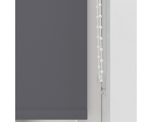Sivá roleta s retiazkovým ovládaním na okne