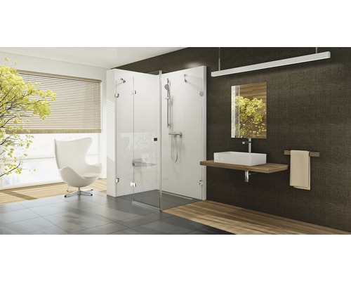 Svetlá kúpeľňa so sprchovacím kútom, umývadlom a kreslom