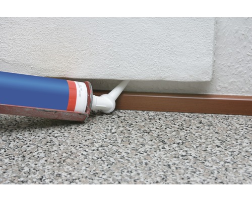 Aplikácia tmelu pomocou kartuše na soklovú lištu