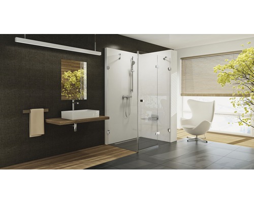 Moderná kúpeľňa so sprchovacím kútom, umývadlom a zrkadlom