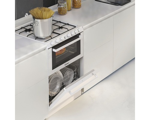 Kuchynská scéna so sporákom, rúrou a umývačkou riadu v bielom prevedení kuchyne.