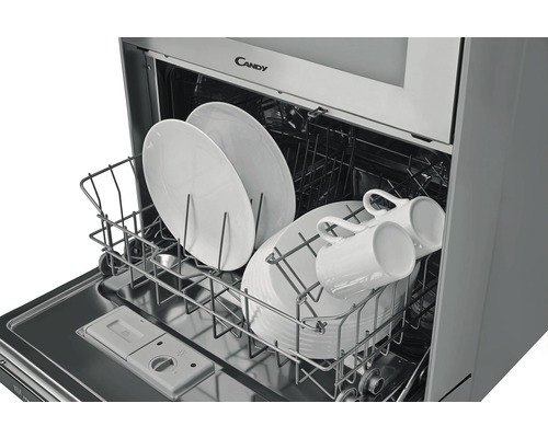 Umývačka riadu s riadom a logom Candy