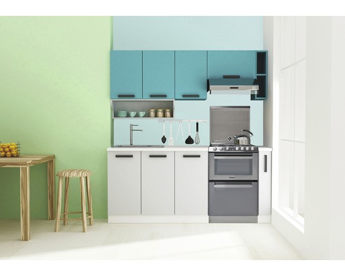 Svetlá kuchyňa s hornými a dolnými skrinkami, umývadlom, varnou doskou a odsávačom pár.