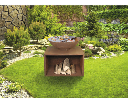 Ohnisko s úložným priestorom na drevo v záhrade