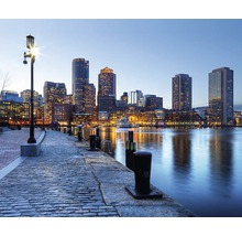 Panoráma Bostonu s kamennou dlažbou a vodou