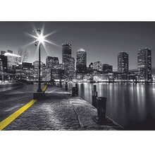 Čiernobiela fotografia osvetleného panoramatu mesta z vody