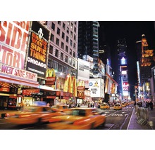 Pohľad na Times Square v noci s reklamami a taxíkmi