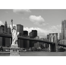 Čiernobiela fotografia Sochy slobody a Brooklynského mosta v New Yorku