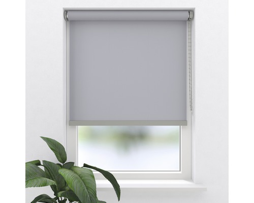 Okno so sivou roletou