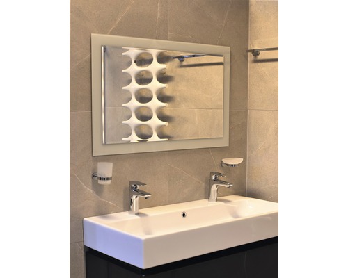 Kúpeľňa s umývadlom, batériami a zrkadlom