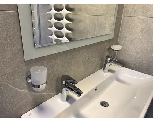 Kúpeľňové umývadlo s batériami, mydelničkou, držiakom na pohárik a zrkadlom