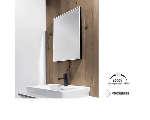 Kúpeľňa s obdĺžnikovým zrkadlom, umývadlom a vodovodnou batériou