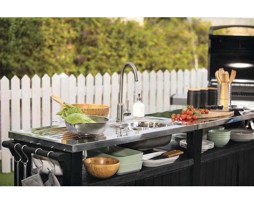 Vonkajšia kuchyňa s drezom, vodovodnou batériou, grilom a plotom