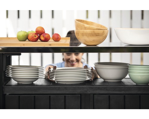 Polica s riadom, vrátane stohov tanierov a misiek z rôznych materiálov