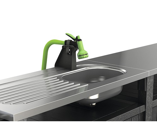 Drez s odkvapkávacou plochou, umývadlom a držiakom na záhradnú hadicu