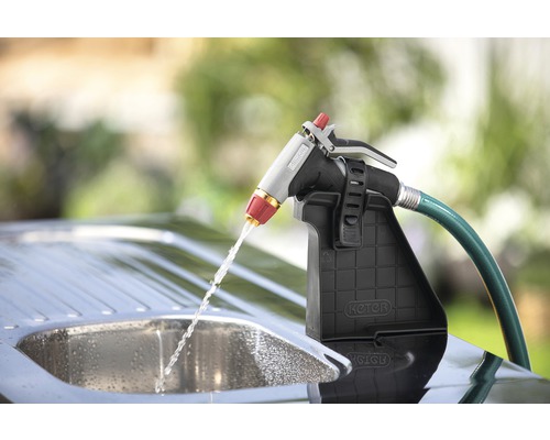 Záhradná hadicová sprcha s držiakom a prúdom vody nad drezom