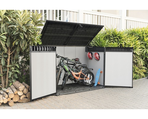 Otvorený záhradný domček na náradie s bicyklami, prilbami a skateboardom