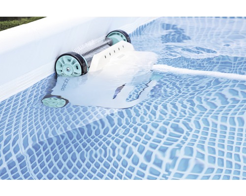 Automatická čistiaca kefa bazéna v bazéne