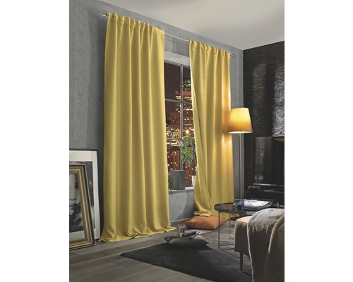 Obývacia izba s oknom a závesmi