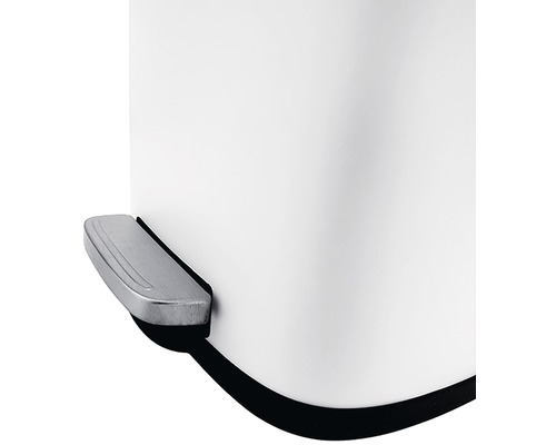 Detailný pohľad na nášľapný odpadkový kôš s nožným pedálom