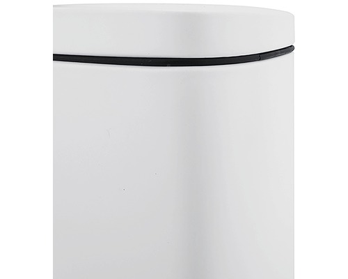 Detailný pohľad na biely odpadkový kôš s vekom