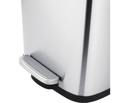 Detail nerezového koša s pedálom