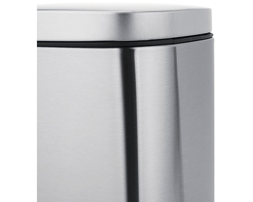 Detailný pohľad na kovový odpadkový kôš