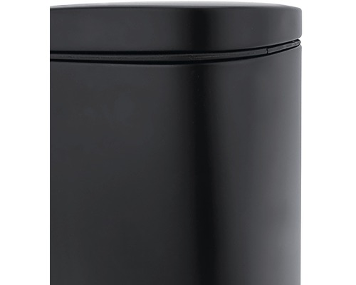 Detailný pohľad na čierny odpadkový kôš.