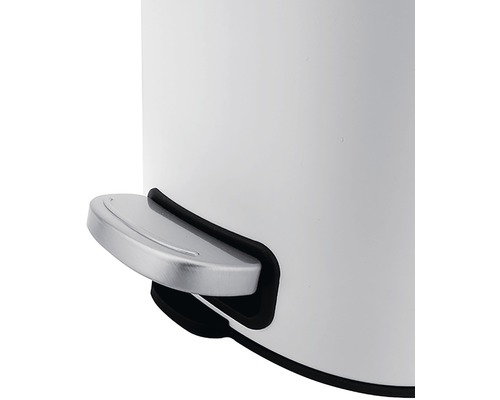 Detailný pohľad na odpadkový kôš s pedálovým mechanizmom