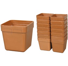 Niekoľko štvorcových plastových kvetináčov