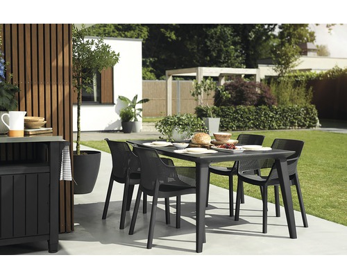 Záhradná scéna s jedálenským stolom a stoličkami na terase