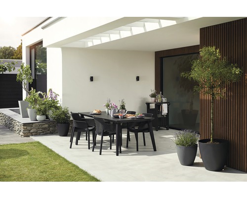 Terasa s jedálenským stolom, stoličkami a kvetináčmi